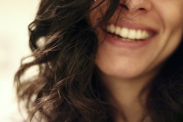 Il s'agit d'une femme souriante, confiante et pleine d'énergie.