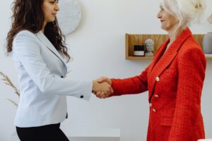 Deux femmes qui se serrent la main