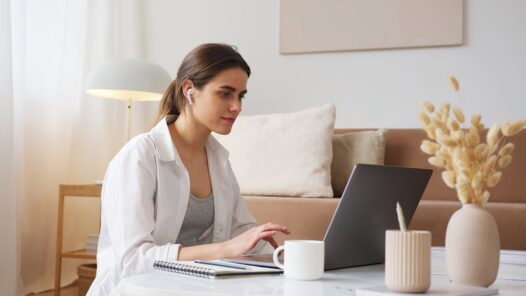 Femme en télétravail à l'écoute de son interlocuteur