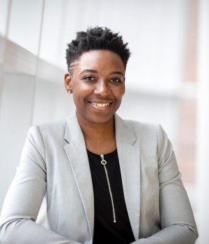 Jeune femme souriante en entreprise