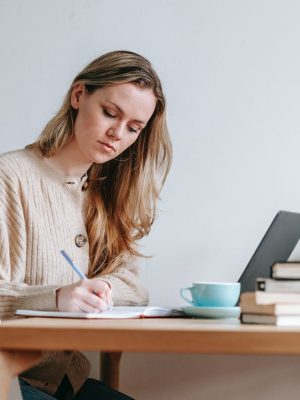 Jeune femme qui écrit et prépare son rendez-vous